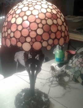 Lampada Tiffany realizzata a tondini con vetro opale rosa in diverse sfumature