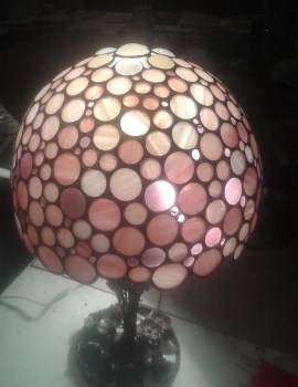 Lampada Tiffany realizzata a tondini con vetro opale rosa in diverse sfumature