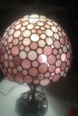 Lampada Tiffany realizzata a tondini con vetro opale rosa in diverse sfumature