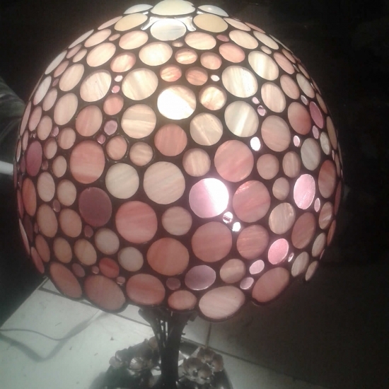 Lampada Tiffany realizzata a tondini con vetro opale rosa in diverse sfumature